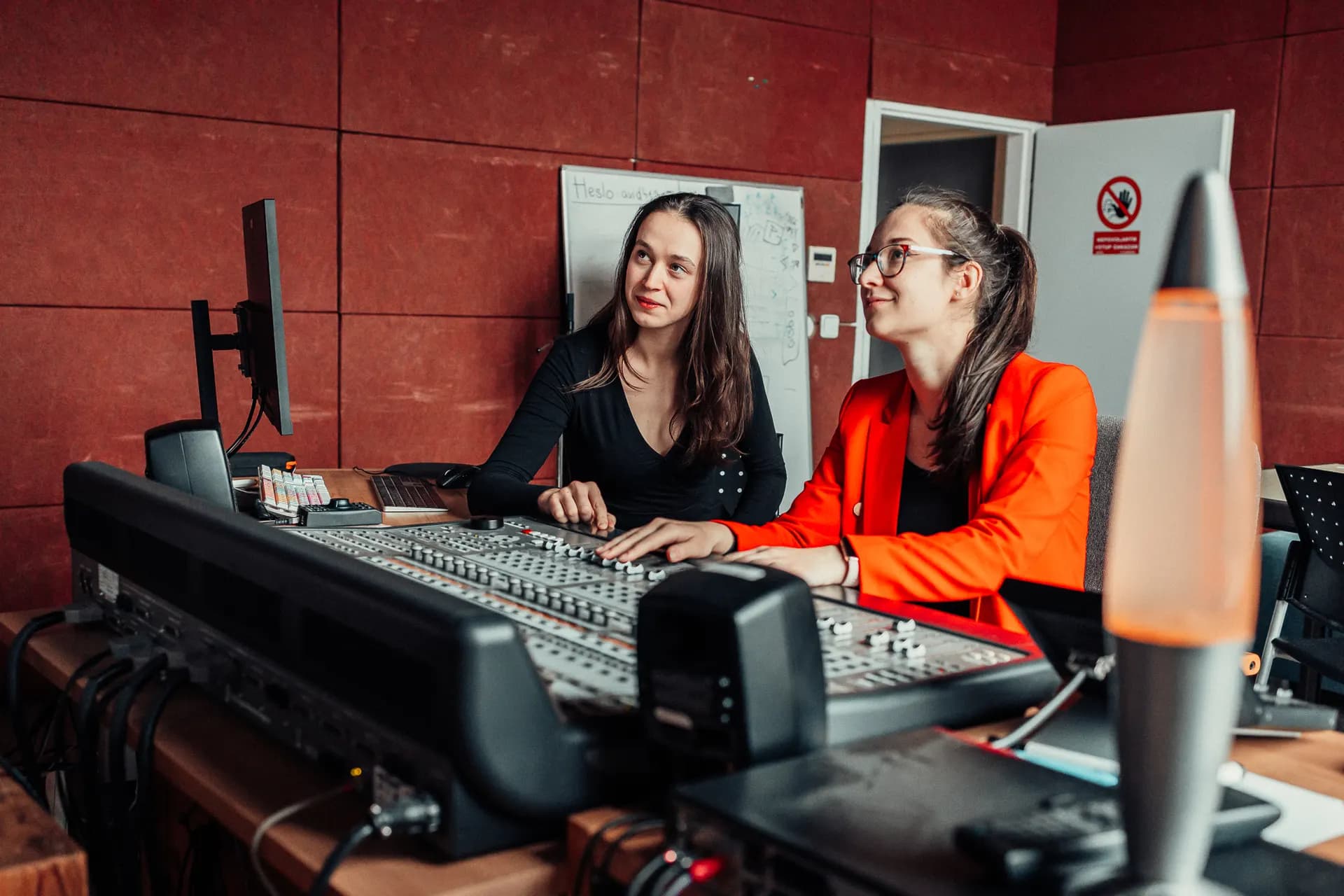 Leona Vyhnálková při práci ve zvukovém studiu